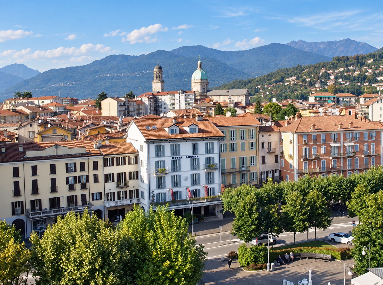 L'edificio di Casa alle Colonne by Hotel Ancora in Corso Mameli 65, davanti al porto di Intra