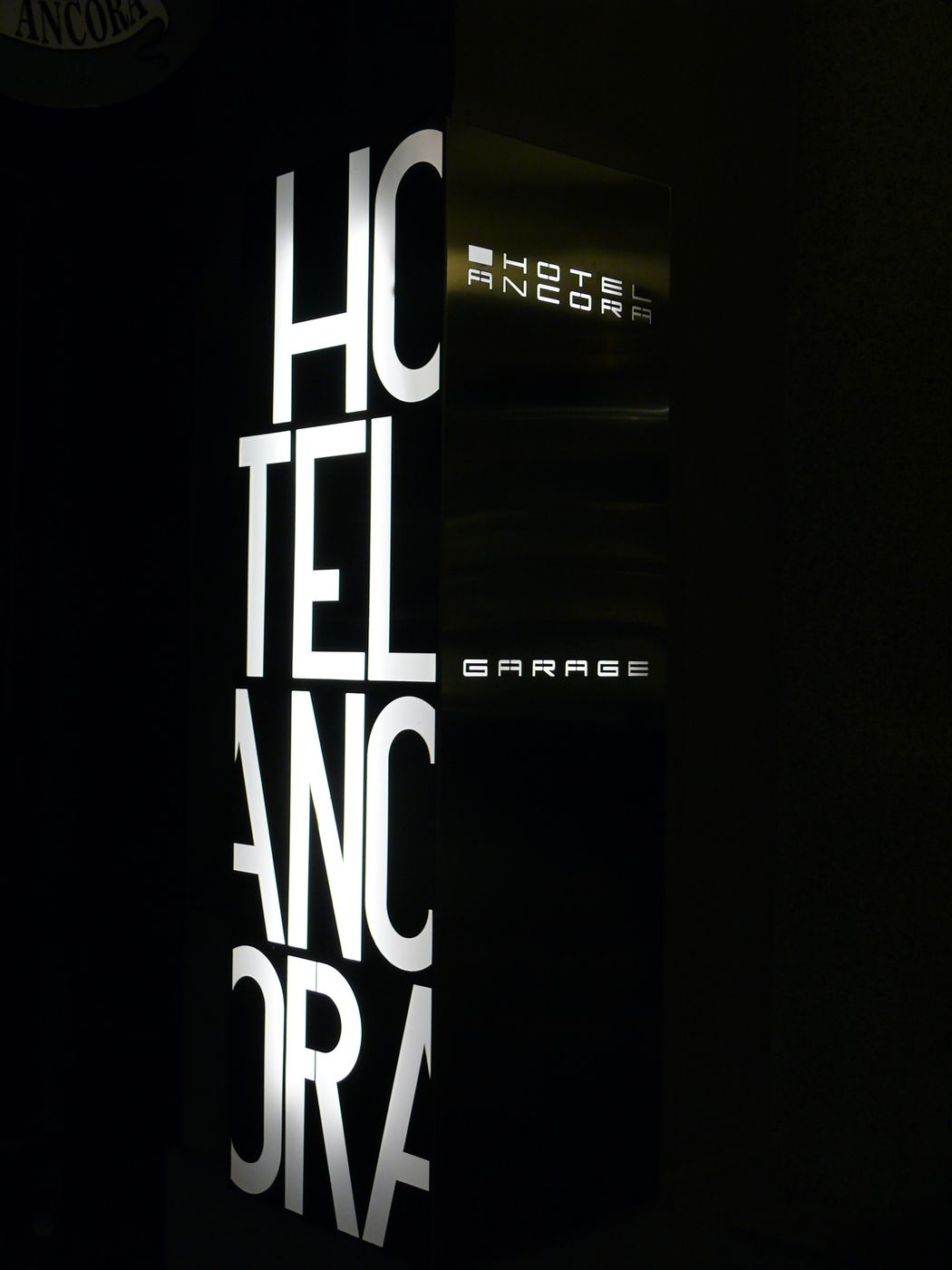 L'insegna dell'Hotel Ancora di notte