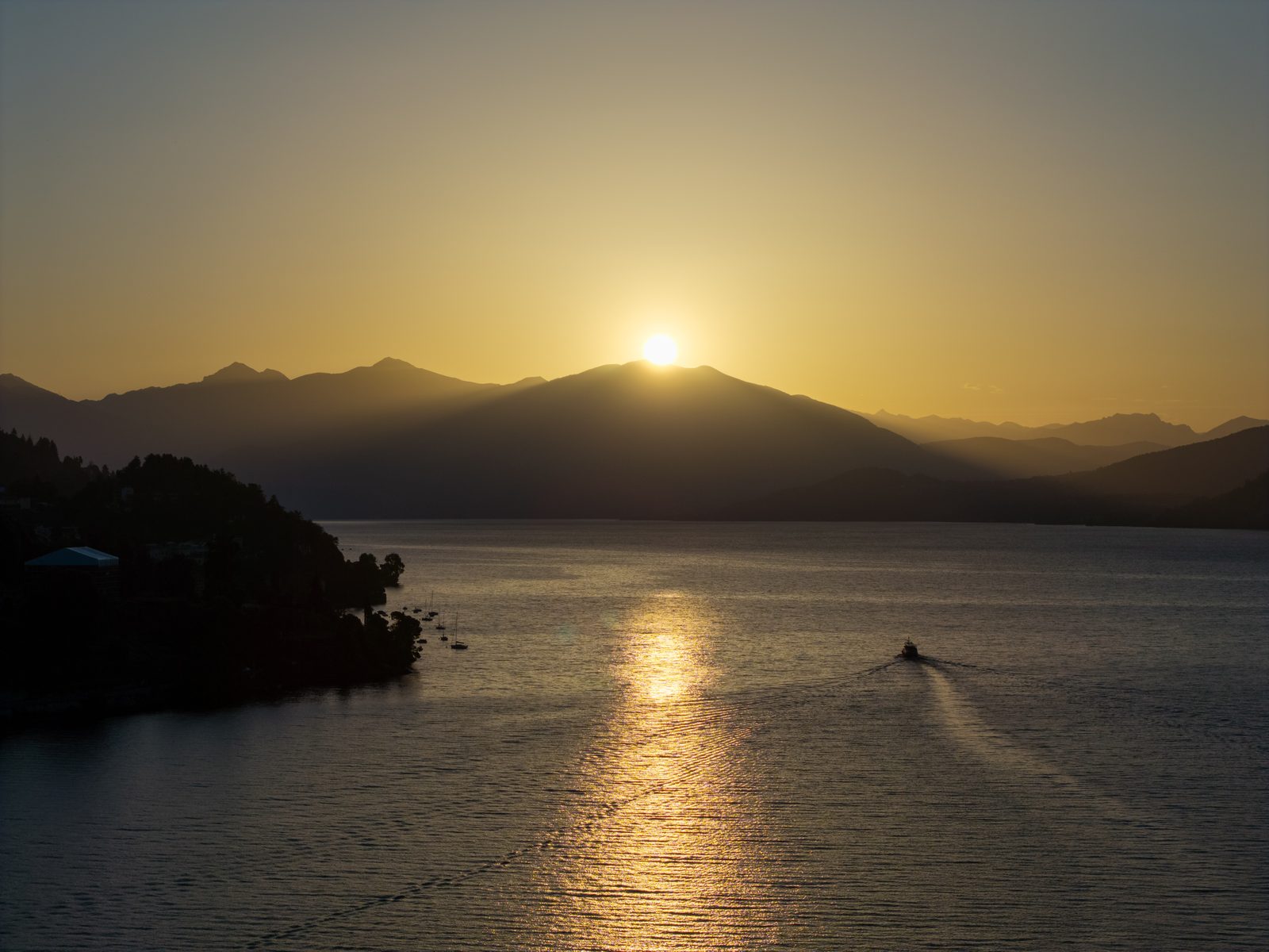 Hotel Ancora, esterno · Alba sul lago