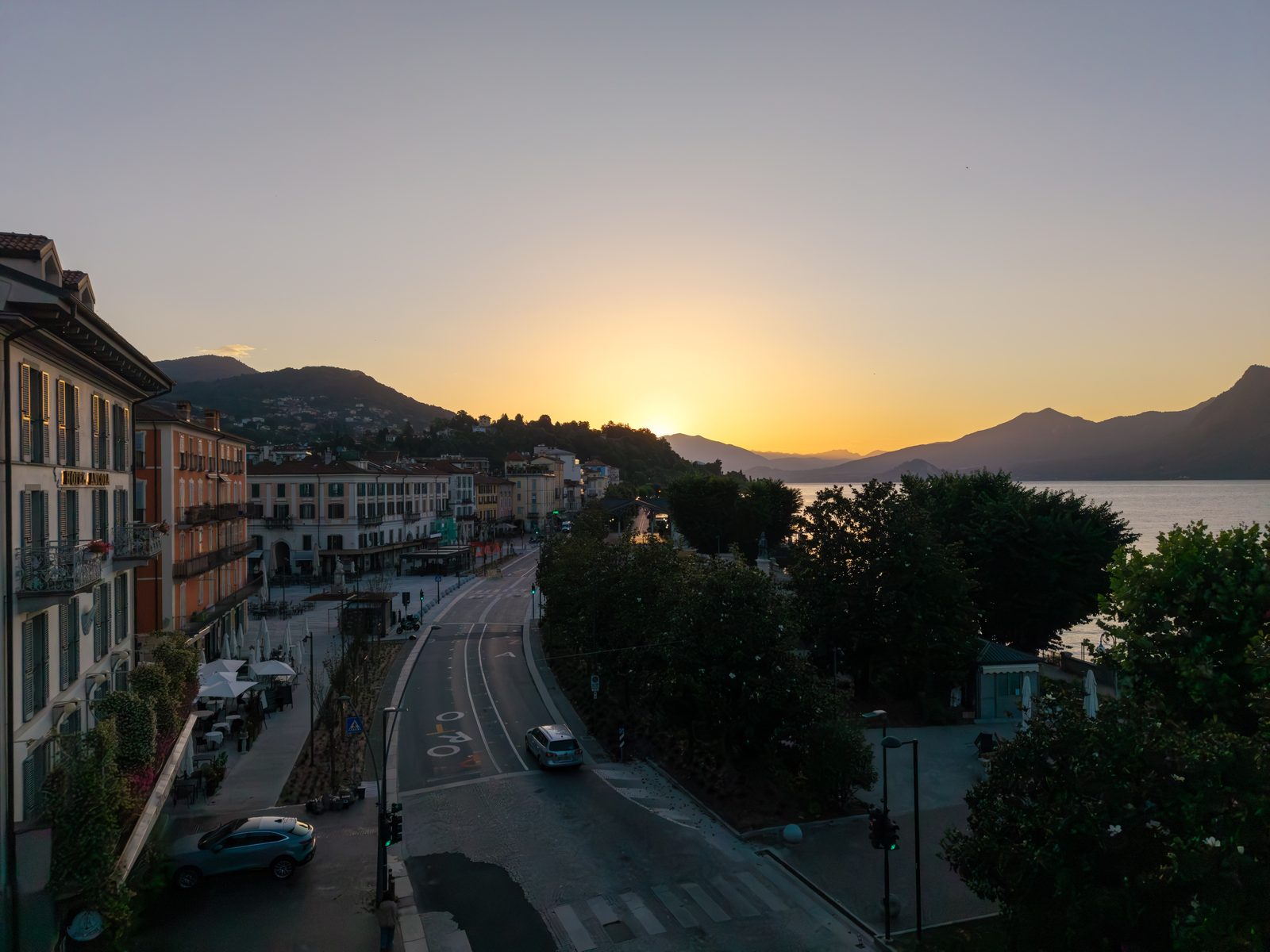 Hotel Ancora, esterno · L’alba dalla strada