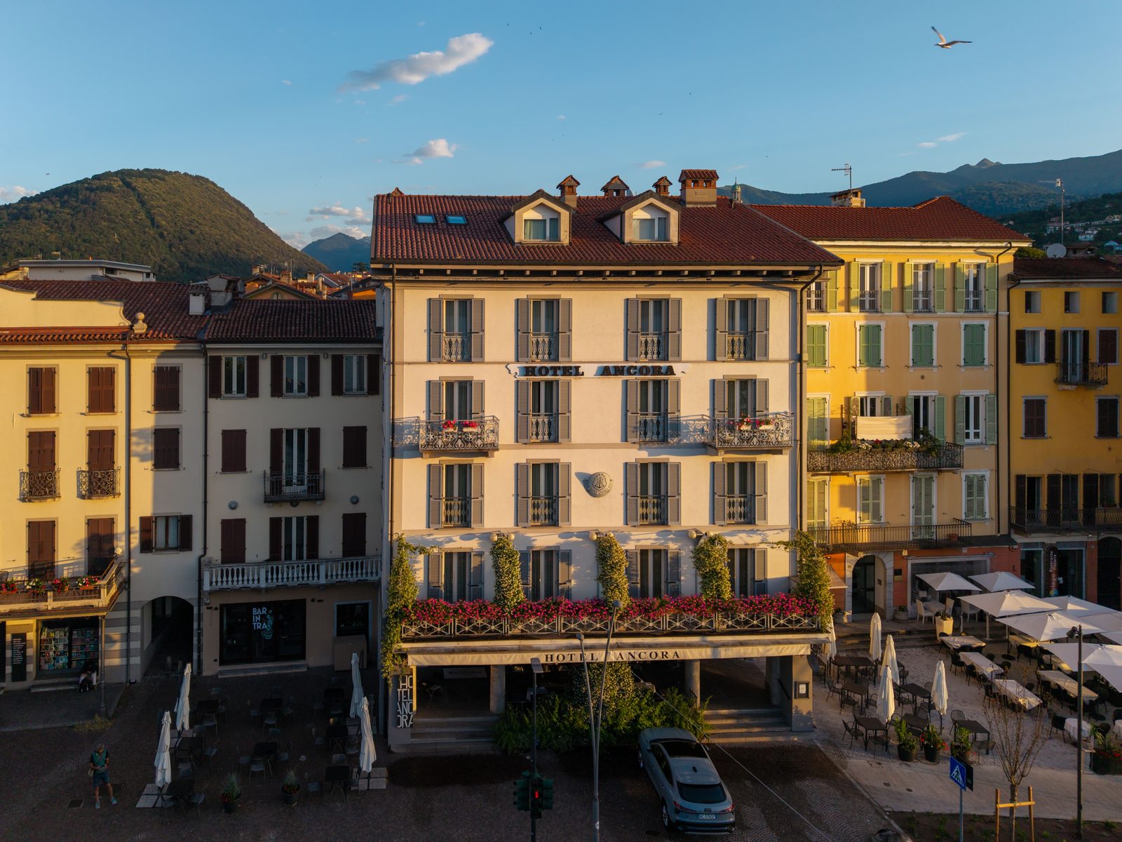 La facciata dell'Hotel Ancora sul lungolago di Intra, vista dall'alto