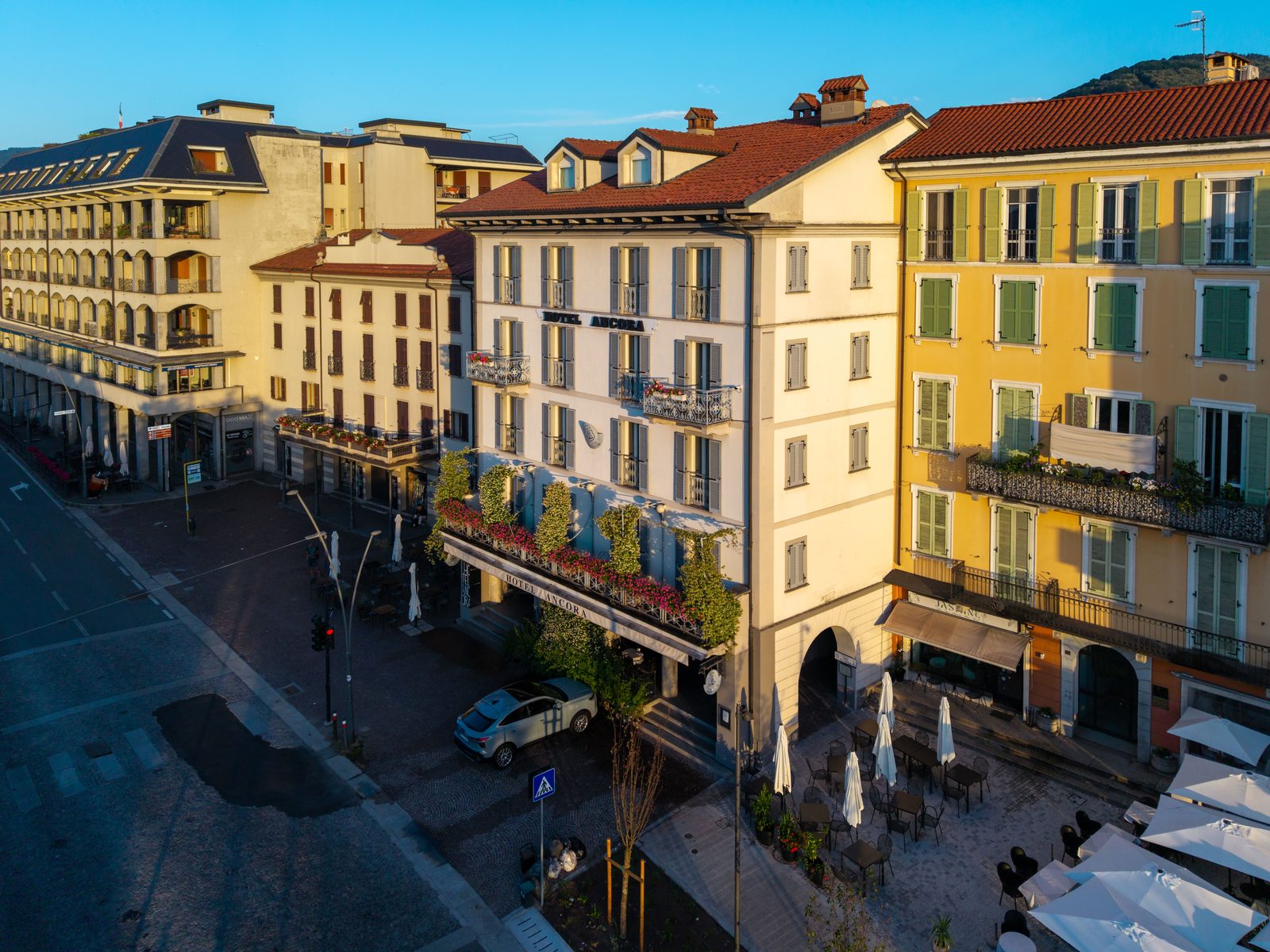 Hotel Ancora, esterno · La piazza