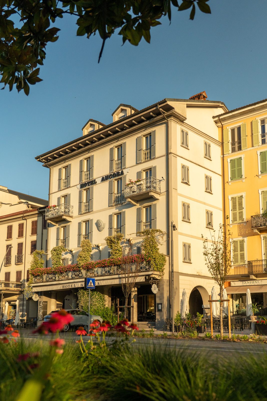 Hotel Ancora, esterno · Con i fiori