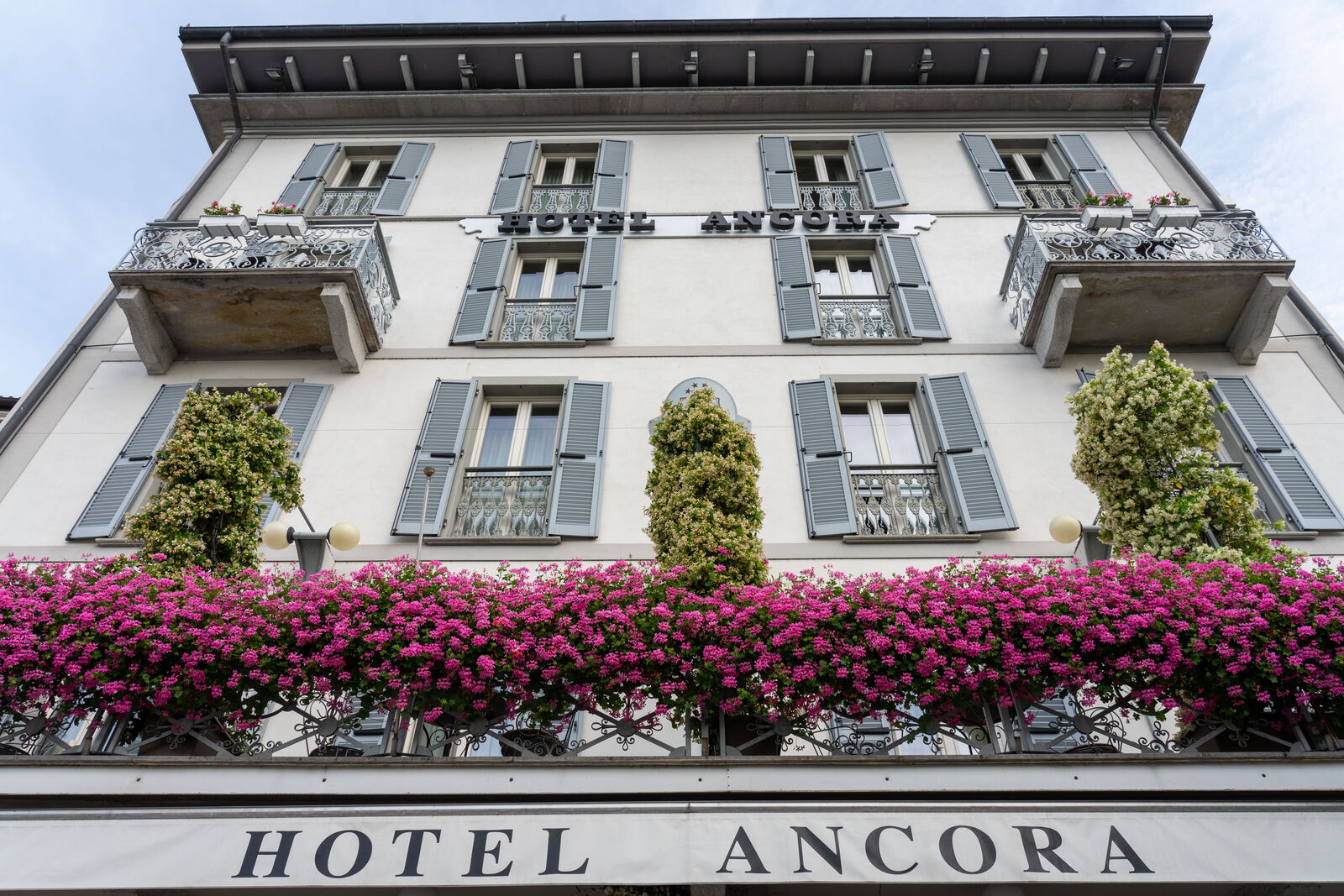 Hotel Ancora, esterno · La facciata con i gerani