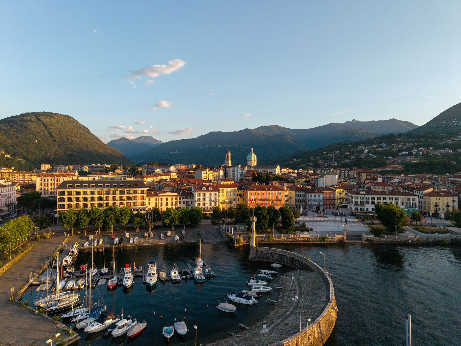 Hotel Ancora, esterno · Il porto di Intra