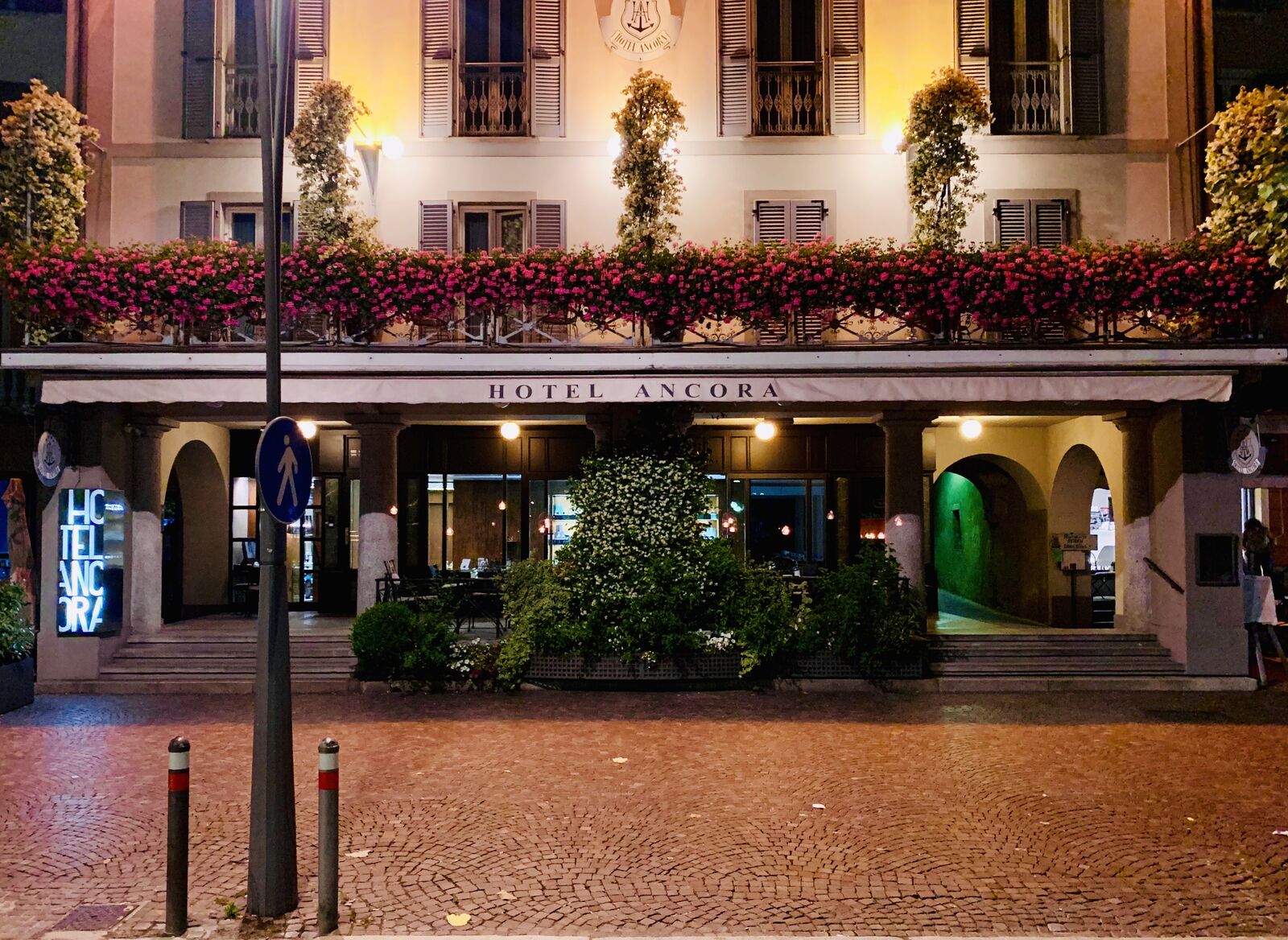 Hotel Ancora, esterno · La sera
