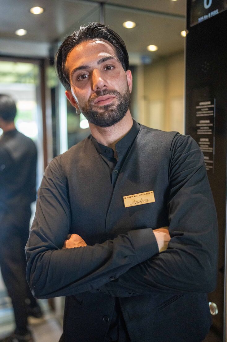 Una persona della squadra dell'Hotel Ancora