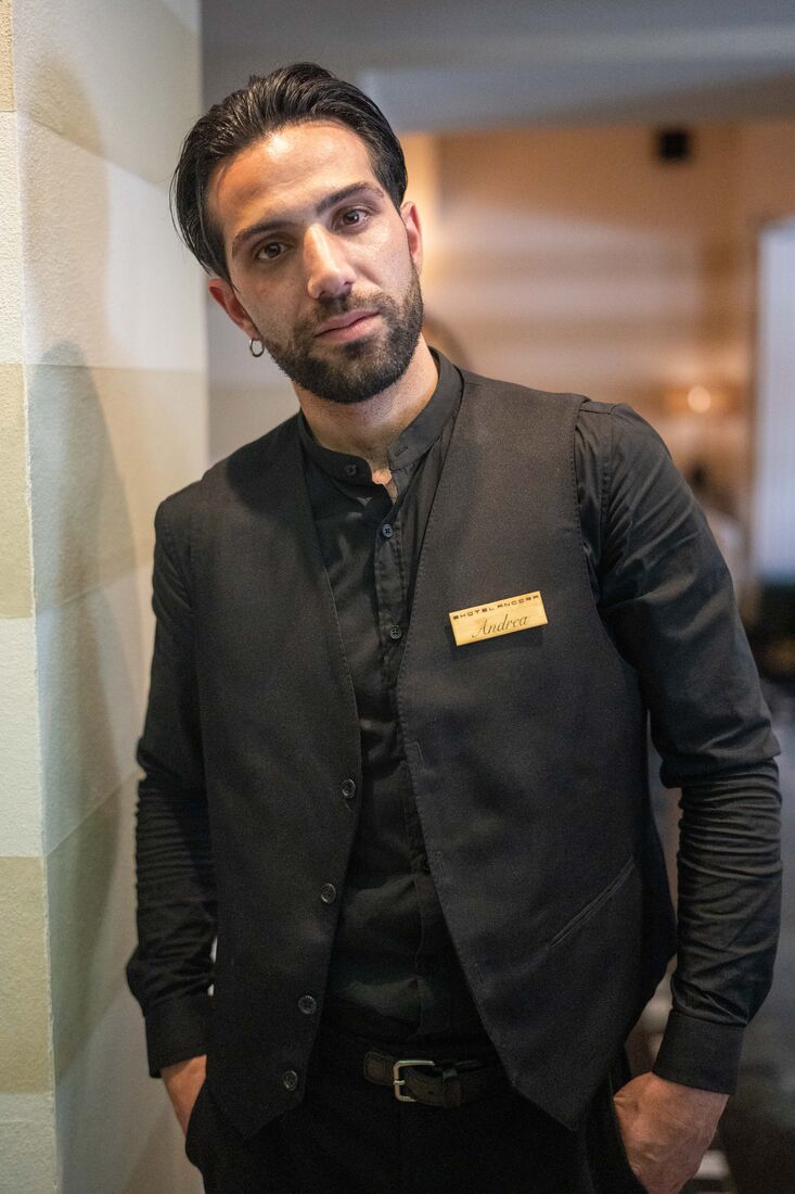 Una persona della squadra dell'Hotel Ancora