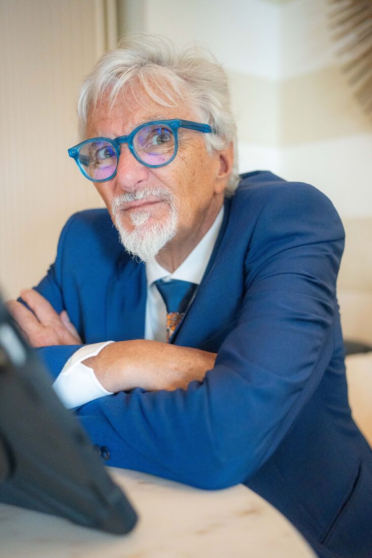 Una persona della squadra dell'Hotel Ancora