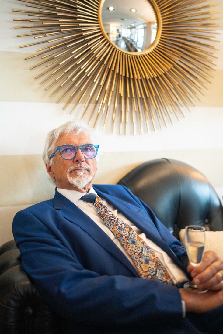 Una persona della squadra dell'Hotel Ancora