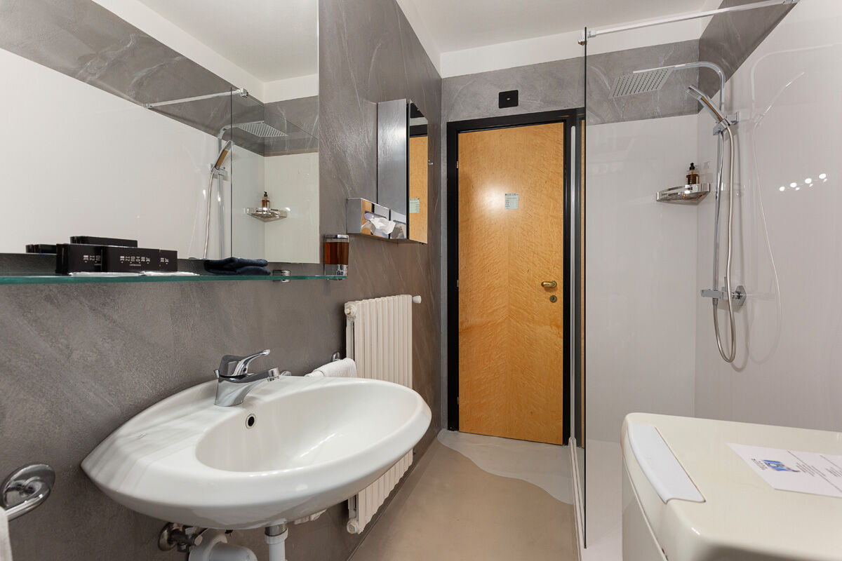 Appartamento 102, il lavabo del bagno