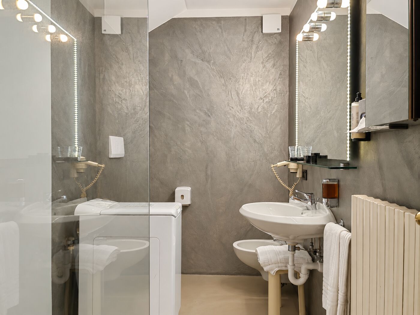 Appartamento 104, il bagno con la lavatrice