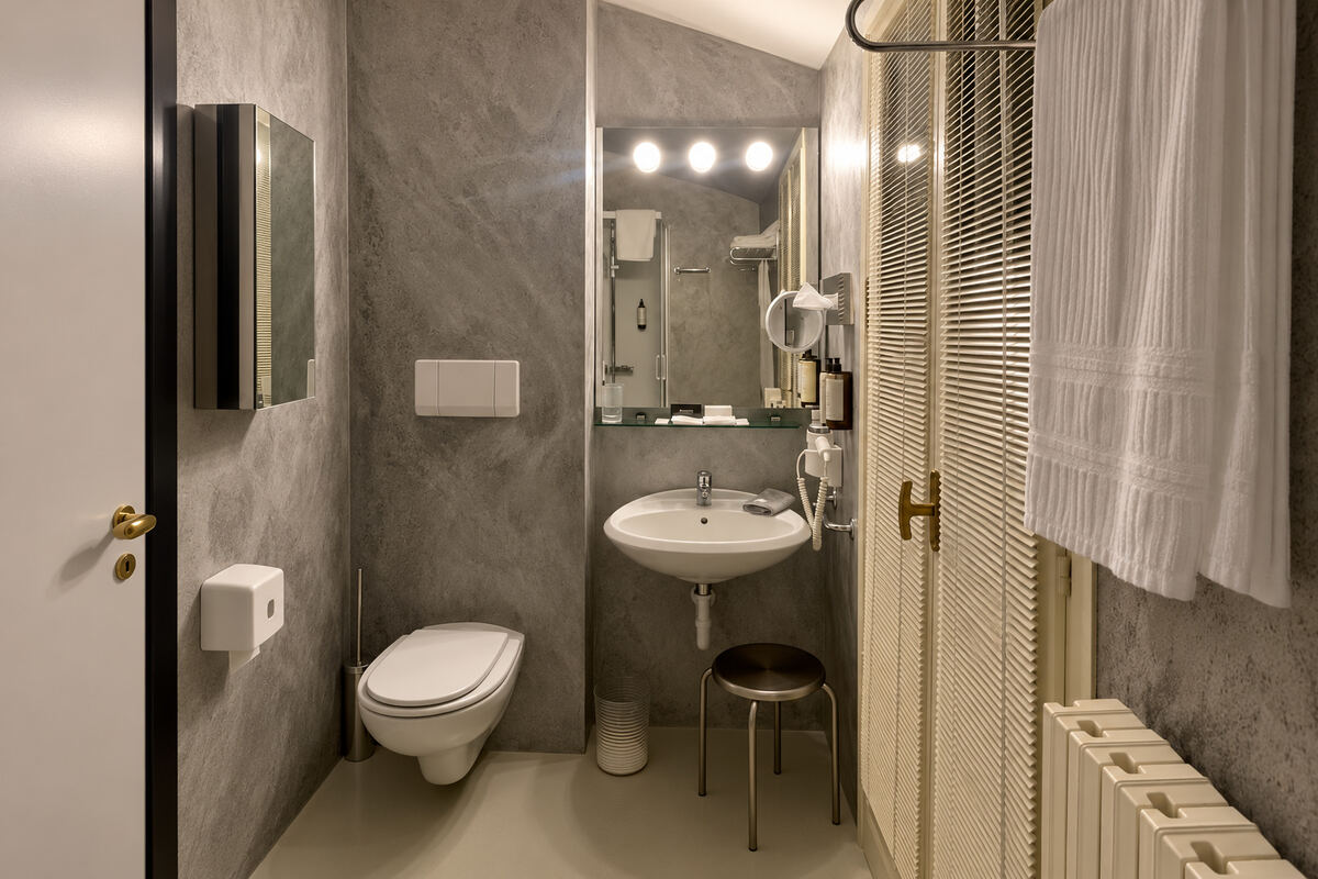 Appartamento 105, il bagno, lavabo e wc
