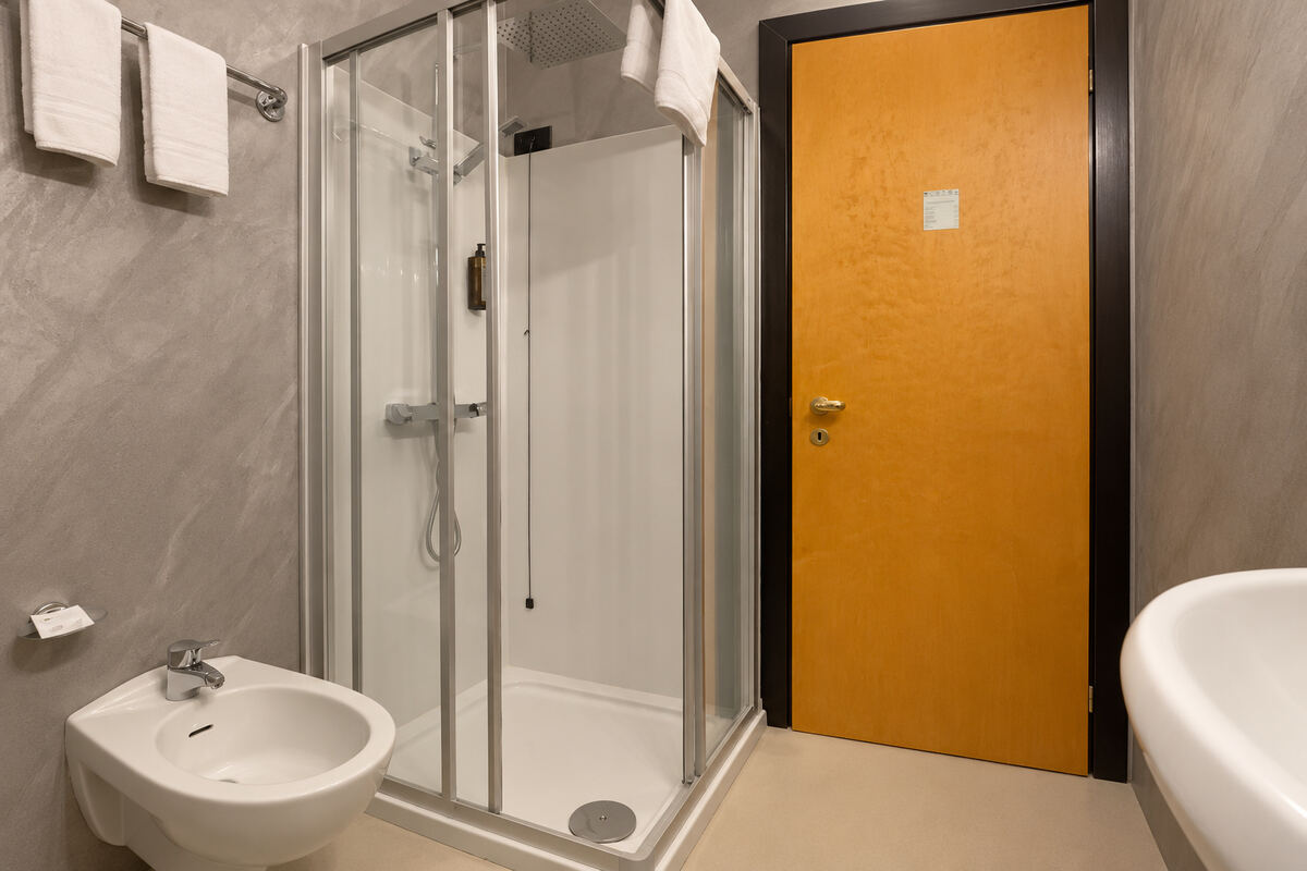 Appartamento 106, il bagno, la doccia