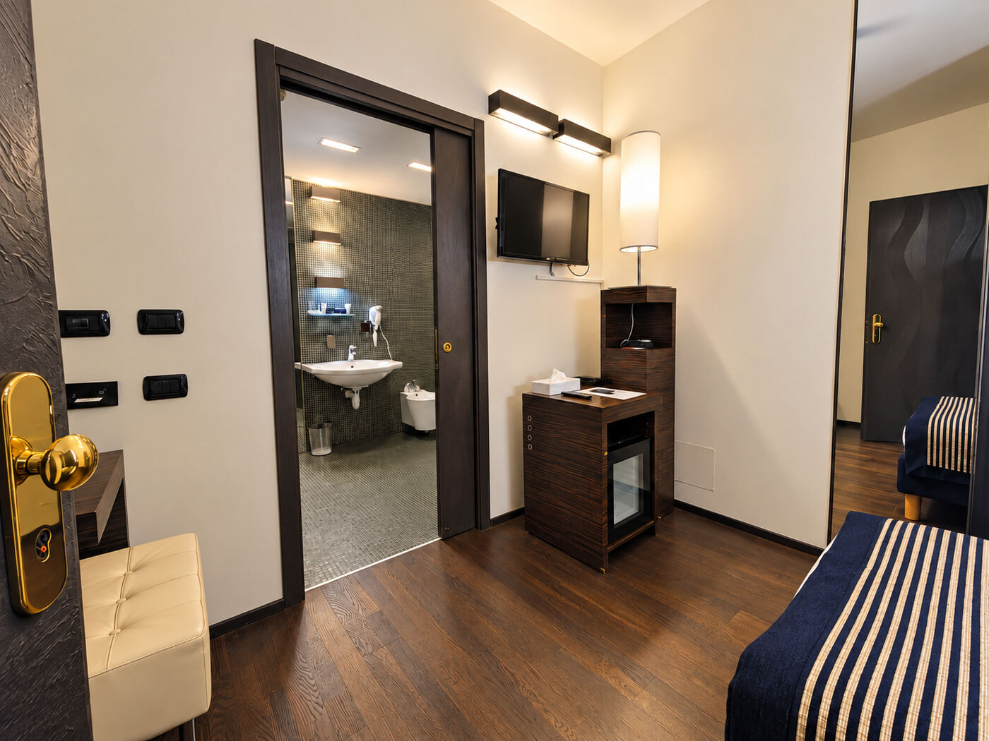 L&rsquo;ingresso della camera, con il bagno