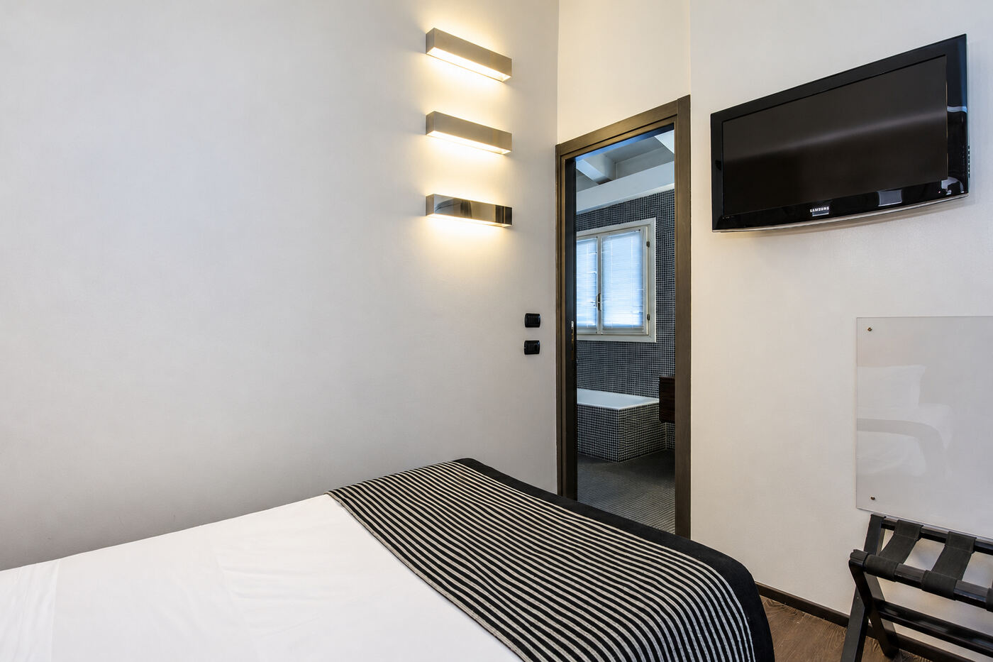Dal letto verso il bagno