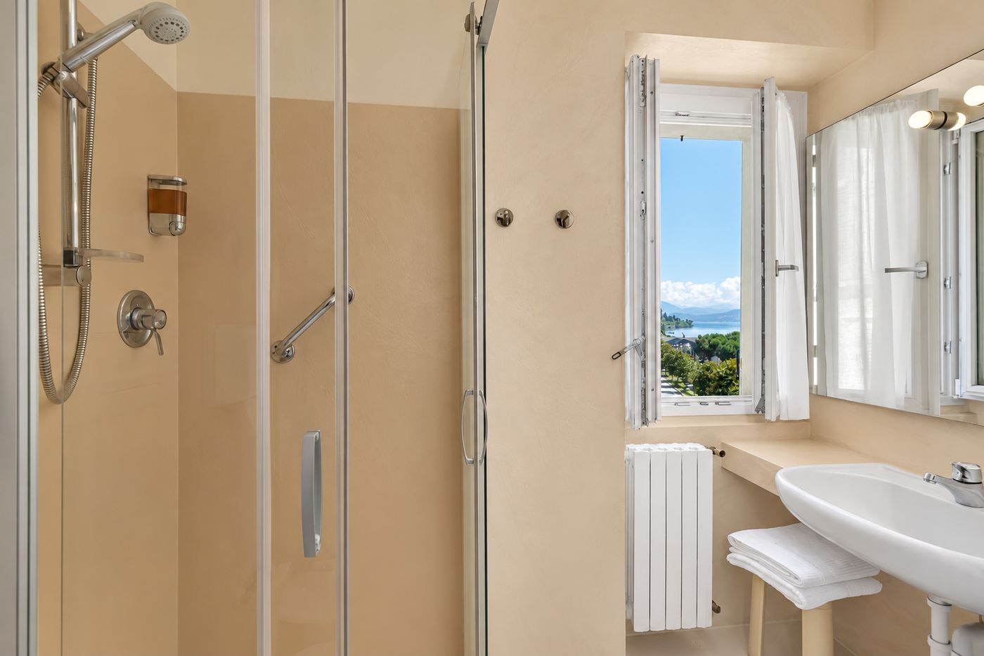 Il bagno di una Superior, con la finestra sul lago